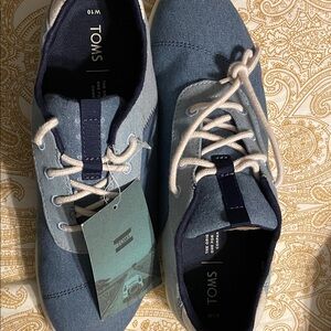 NWT!!! TOMS women’s Cabrlllo- Navy Lightweight Denim Lace-Up Sneakers